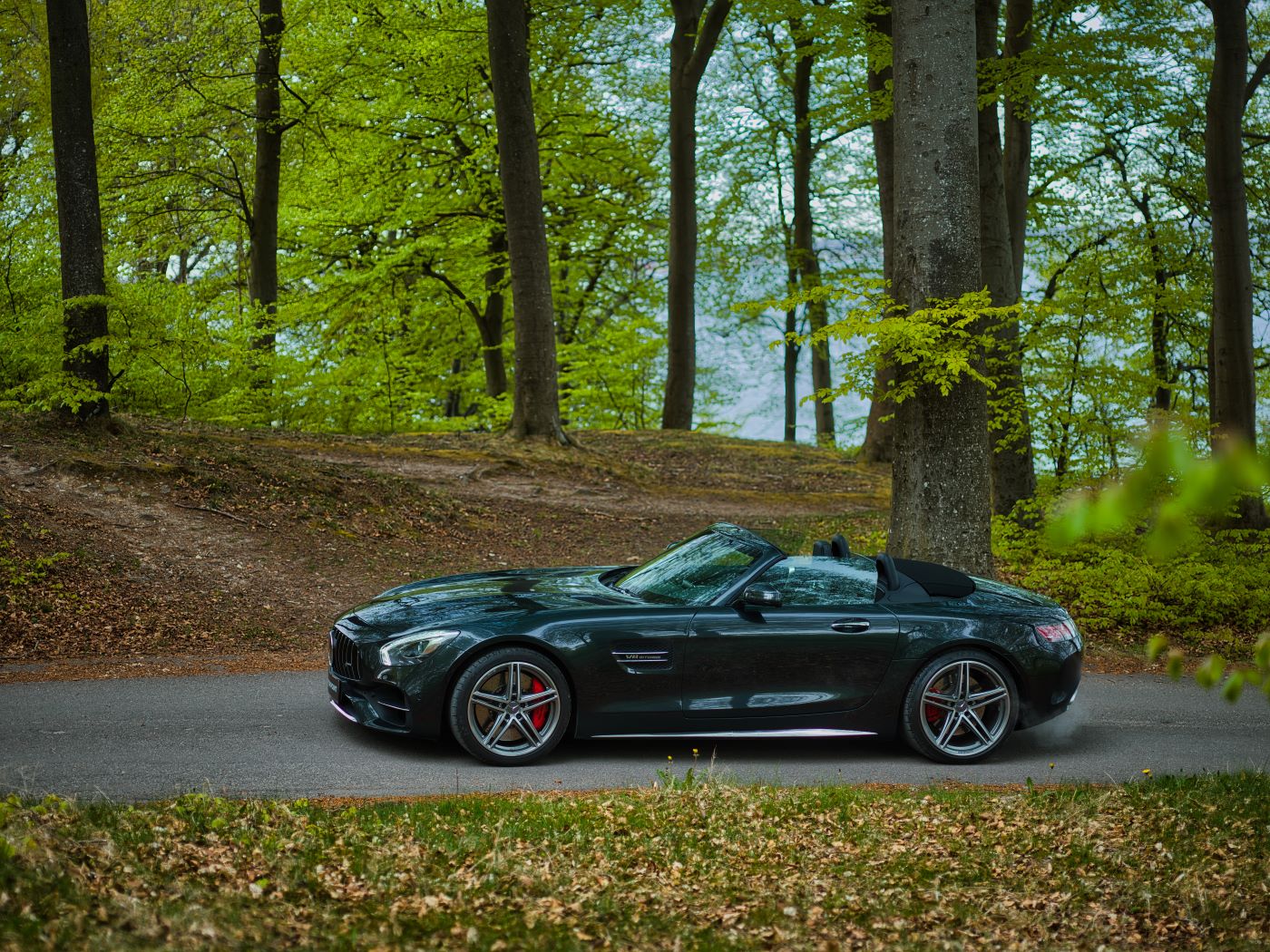 Motorpoint Mercedes GT Skov Fra Siden